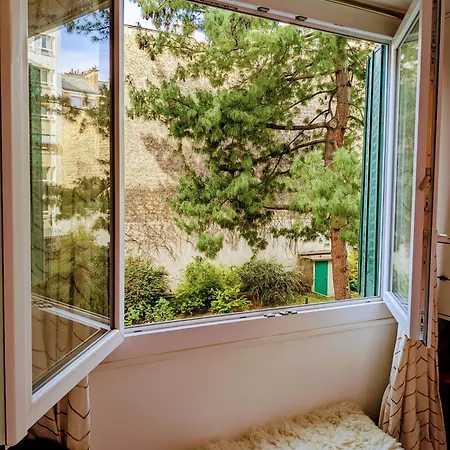 Avec Balcon Proche De Montmartre Париж